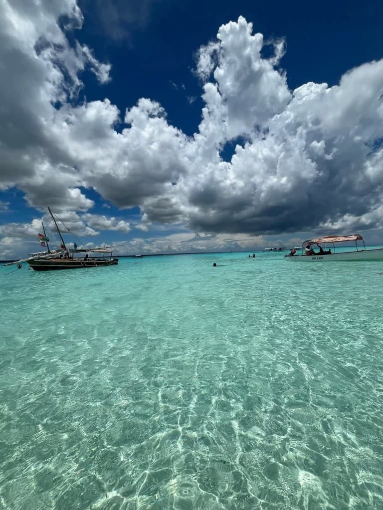 Escursione Safari Blue Zanzibar in dhow sotto le nuvole